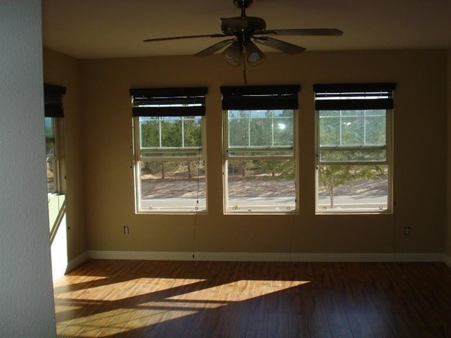 Foto del edificio - 12921 Pearblossom St