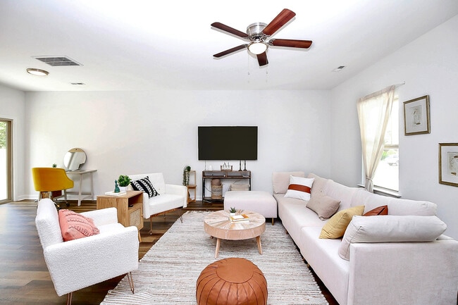 Foto del edificio - Room in House on Hunters Crossing Ln