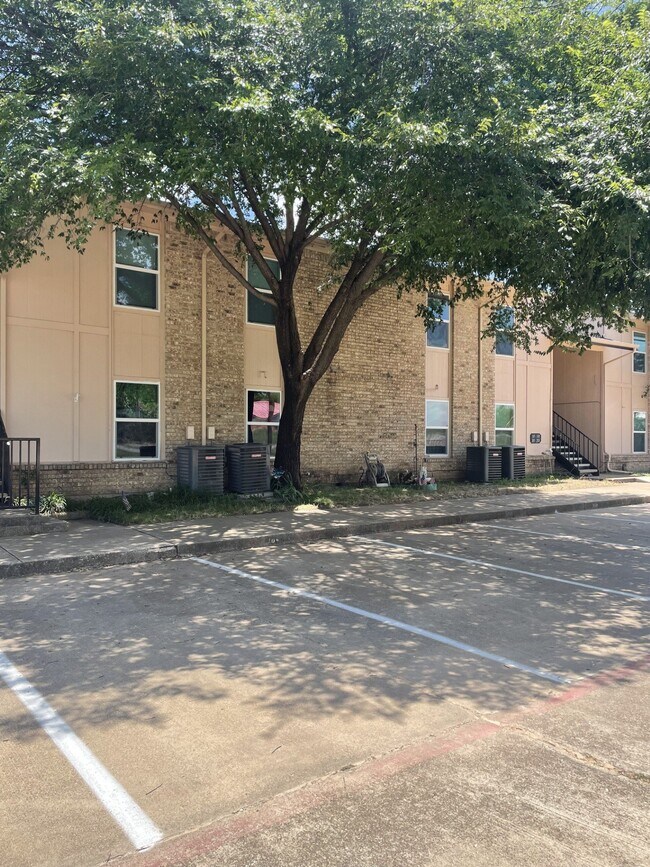 Building Photo - 500 E 7th St