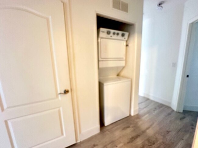 Foto del edificio - BEAUTIFUL GATED SOUTHWEST CONDO. 3 BEDS AND 2 BATHS. GROUND FLOOR.