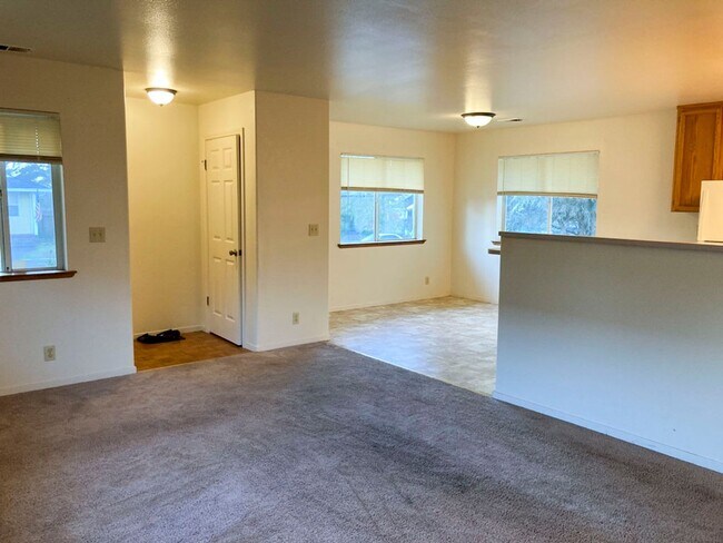 Foto del edificio - Spacious Pet-friendly McKinleyville Home With Garage & Fenced Yard