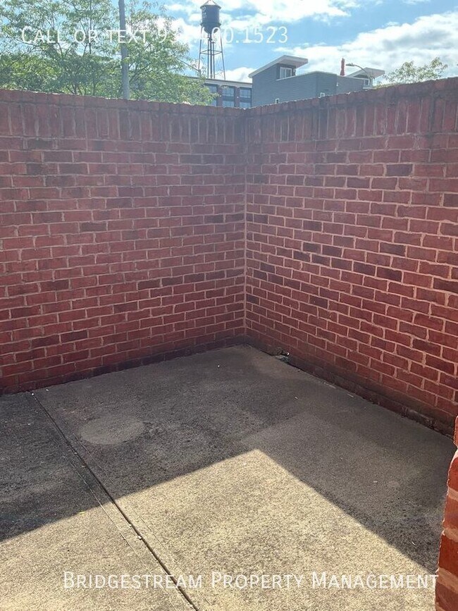 Building Photo - Beautiful 2 bedroom, 1.5 bath townhome wit...