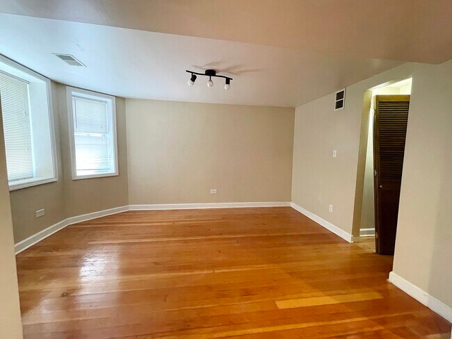Building Photo - 3106 N Monticello Ave