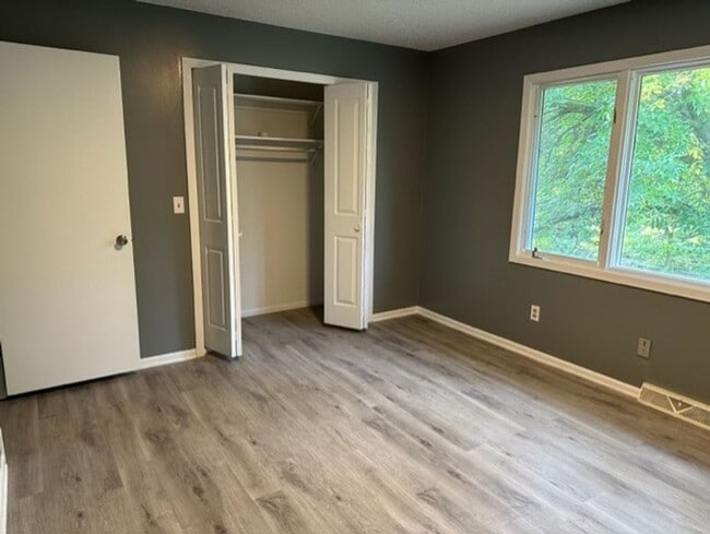 Building Photo - Spacious two story 5 bedroom home! Complet...