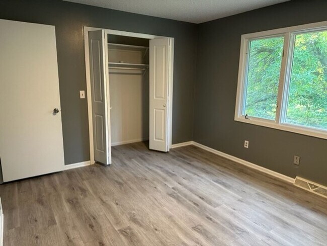 Foto del edificio - Spacious two story 5 bedroom home! Complet...