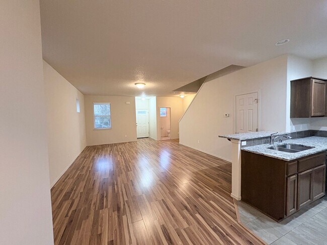 Foto del edificio - ONE MONTH FREE OF RENT!! Well Maintained, High Ceilings, Bonus Room, Great Location!