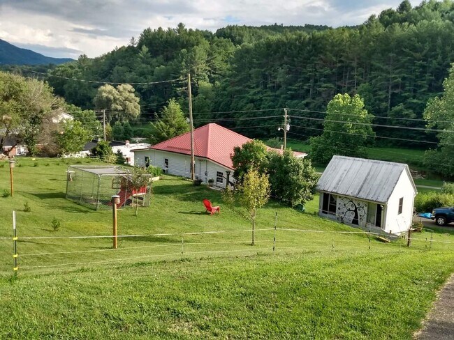 Foto del edificio - Cute Cottage overlooking Downtown Lansing - Walk to Stores, Park & Creek!