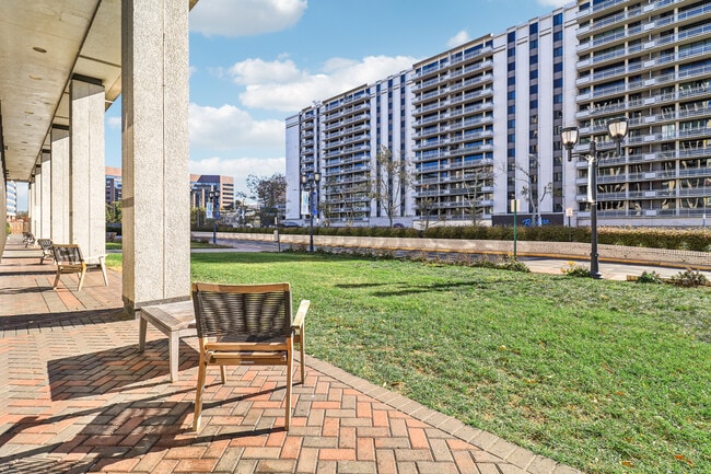 Building Photo - 2221 S Clark St