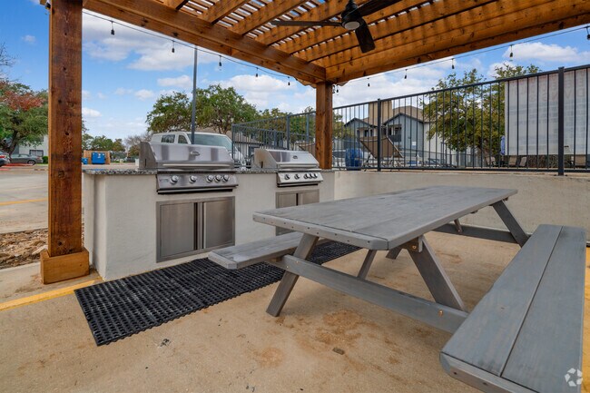 Patio con parrilla - Oaks at La Cantera