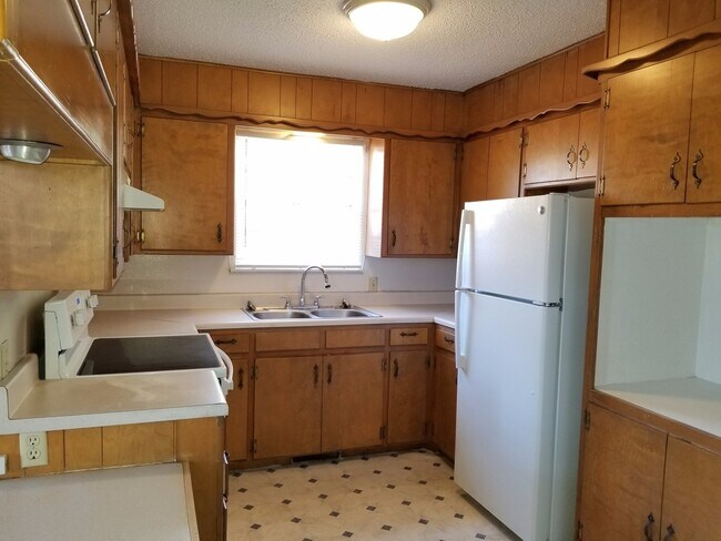 Foto del edificio - LARGE 1 BEDROOM WITH CARPORT BRICK HOME