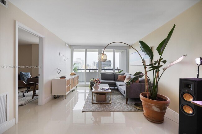 Foto del edificio - 3200 Collins Ave