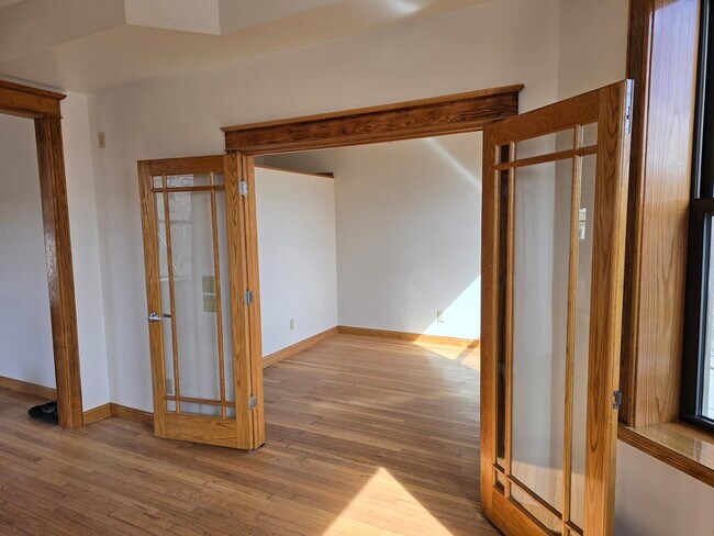 Puertas dobles al dormitorio/despacho delantero - 1204 N Kedzie Ave