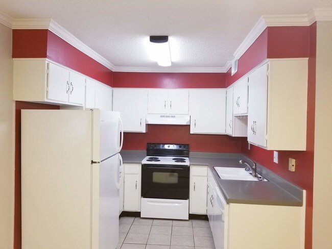 Building Photo - 601 Riverhill Cir