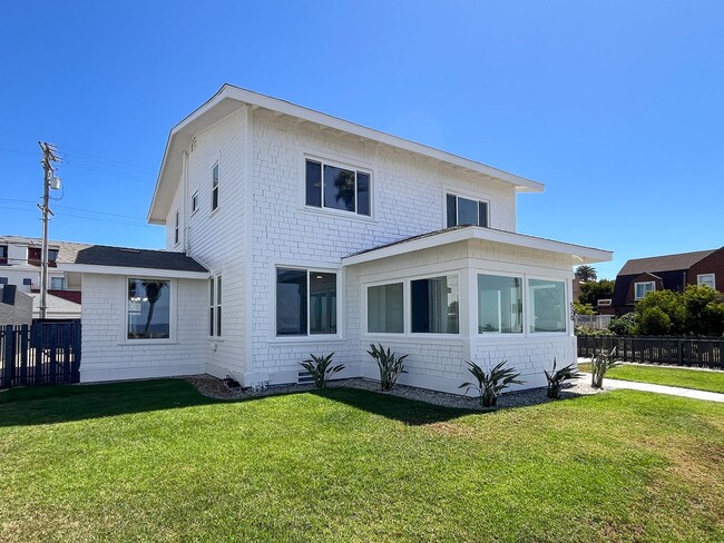 Building Photo - 1920's Charm with Ocean and Pier Views!!