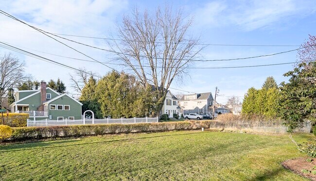 Building Photo - 149 Horn Pond Brook Rd