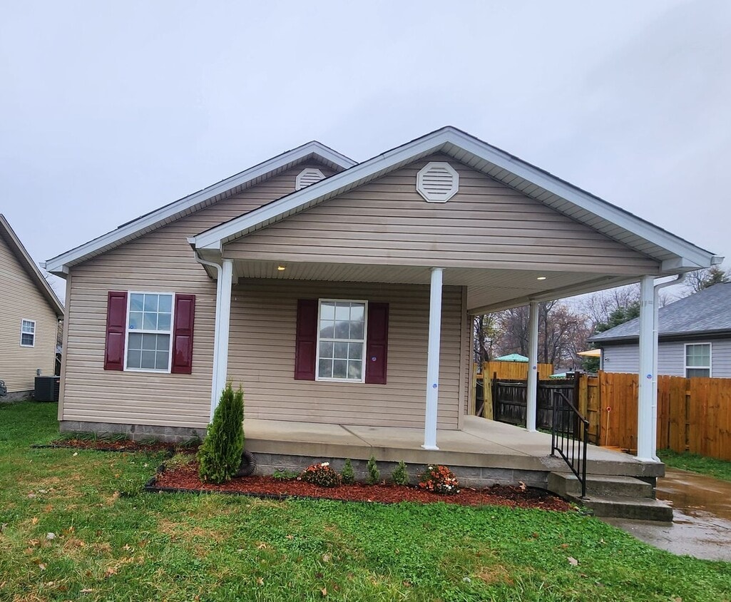 Primary Photo - Spacious 3 bedroom 2 full bathroom with fr...