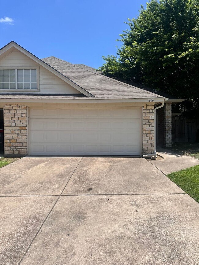 Foto del edificio - 3/2/2 in a quiet neighborhood located right in the heart of Weatherford.