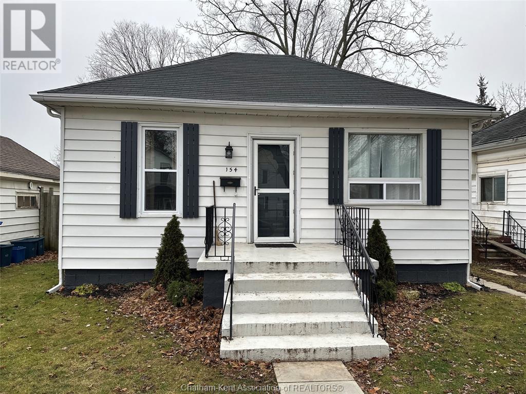 154 Selkirk St, Chatham, ON N7L 1Z4 House for Rent in Chatham, ON