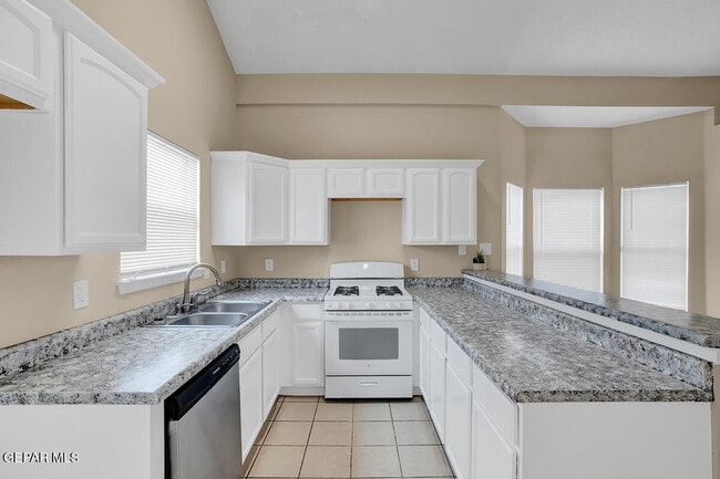 Building Photo - 2304 Tierra Blanda Dr