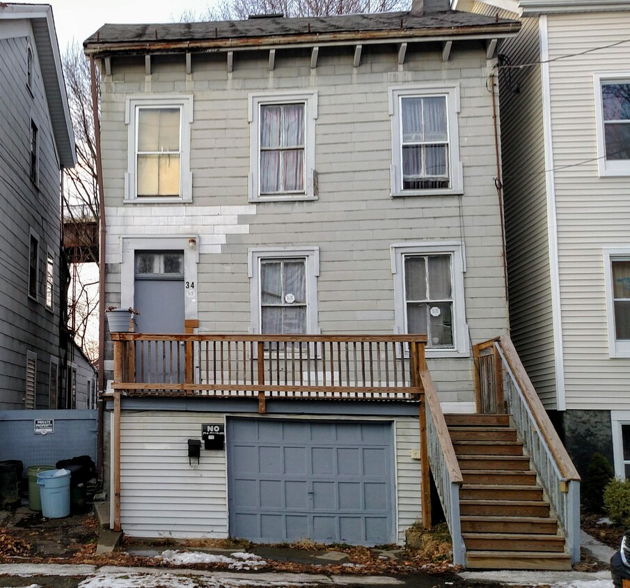 2-bedroom 2nd floor apartment. - 34 Gifford Ave