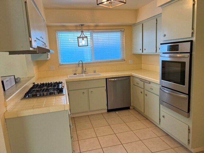 Foto del edificio - Bright and Sunny 3 bedroom home in North E...