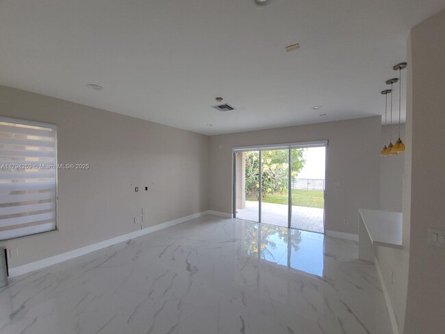 Building Photo - 5337 SW 183rd Ave