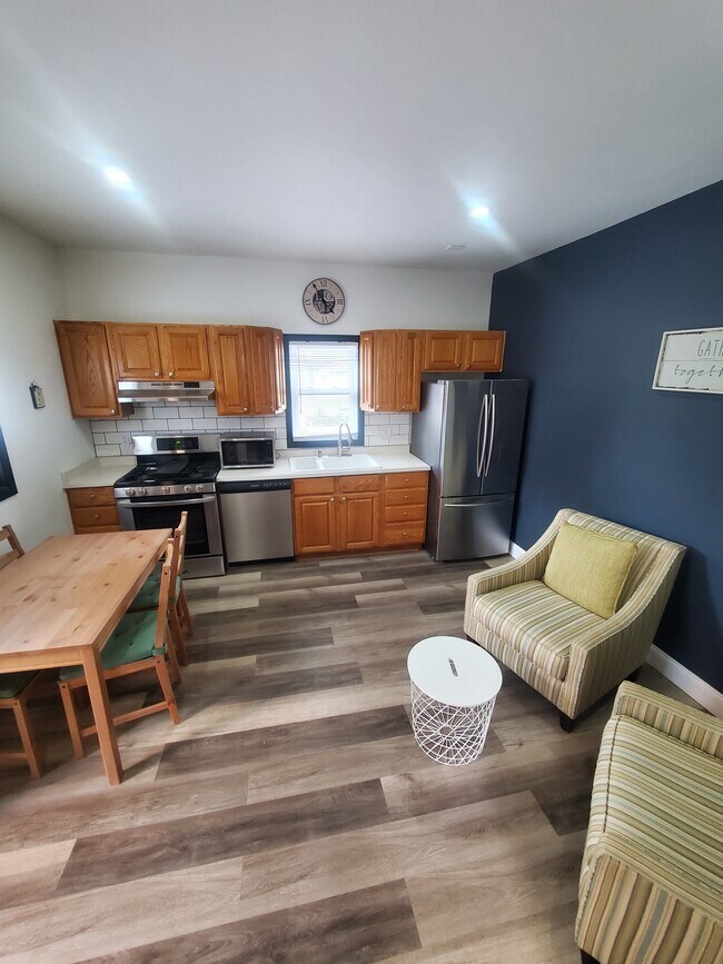 Building Photo - Incredible 3BED/2BATH Bay View Tri-level Unit