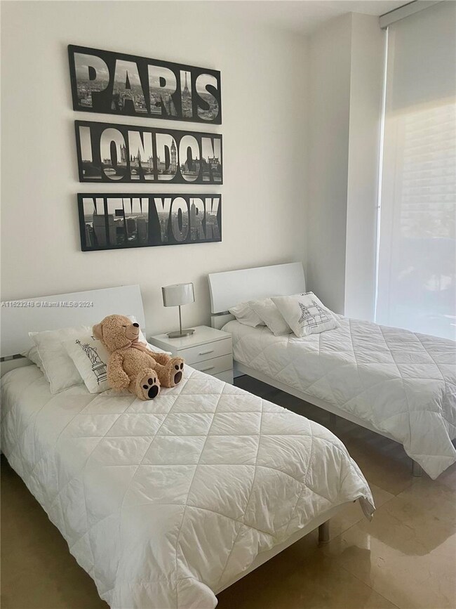 Foto del edificio - 15811 Collins Ave