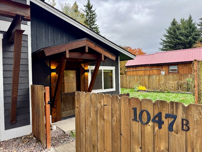 Building Photo - 1047 Columbia Ave