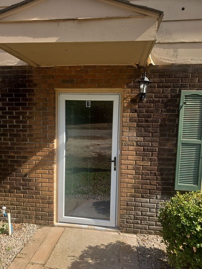 Building Photo - 2 Bed 1.5 bath townhouse