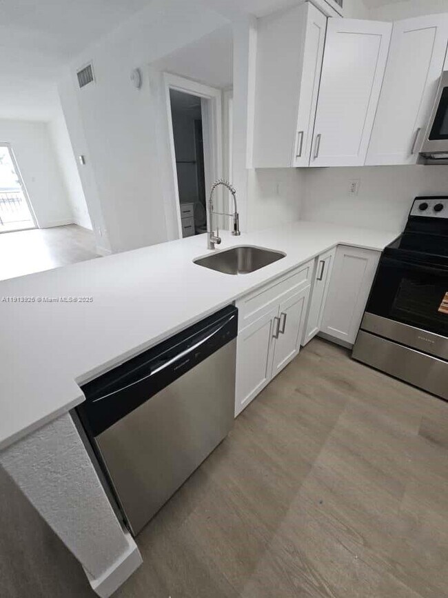 Foto del edificio - 8101 Crespi Blvd