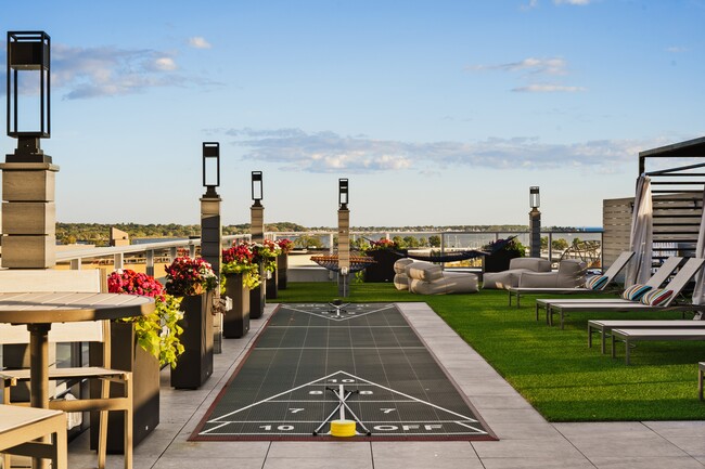 Salón en la azotea y vistas al agua - The Mason at City Crossing