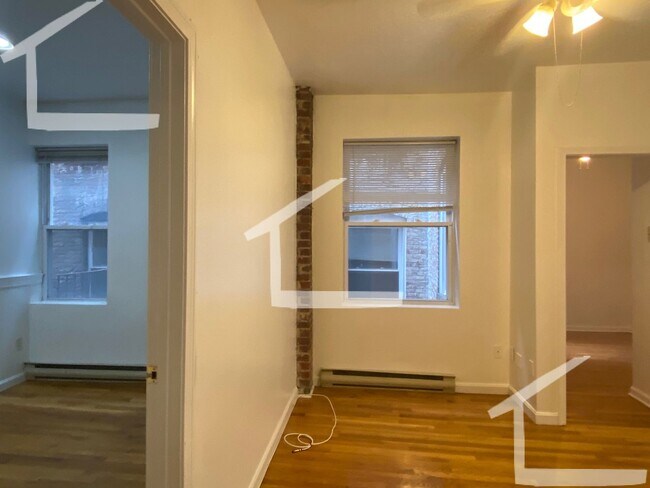 Building Photo - Large, sunny, pet friendly updated 3 bed u...