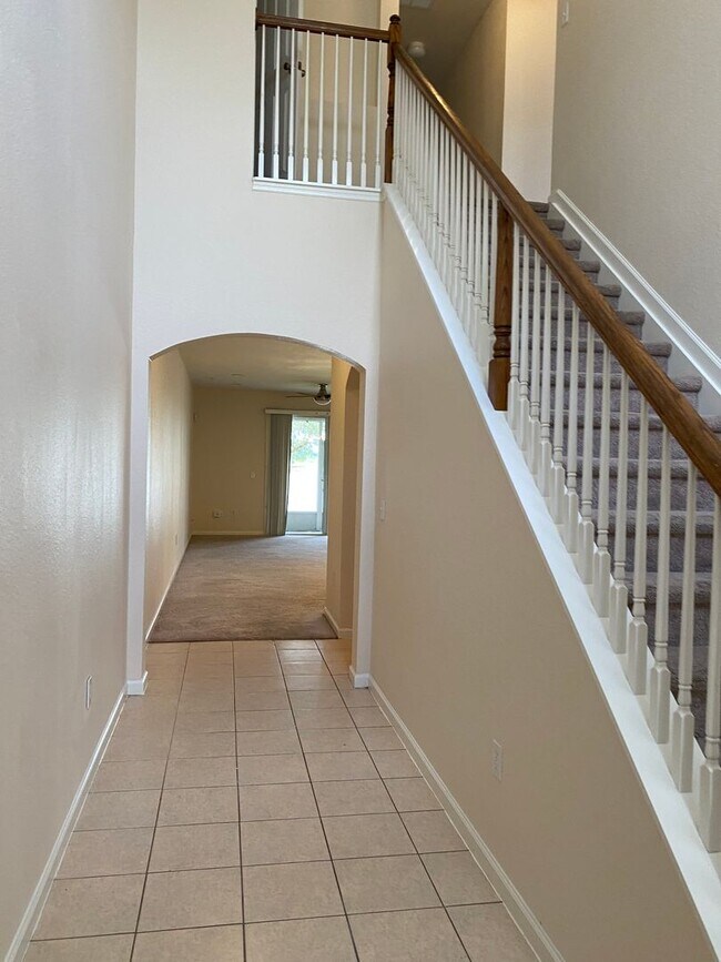 Foto del edificio - BEAUTIFUL 3 BEDFROOM, ,2.5 BATHROOMS TOWNHOME IN AVALON LAKES