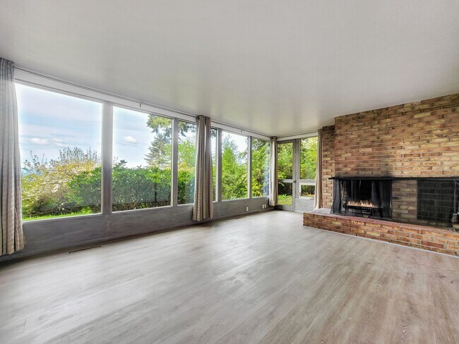 Building Photo - Vintage architectural home looking over Seattle and Bellevue metropolitan skyline.