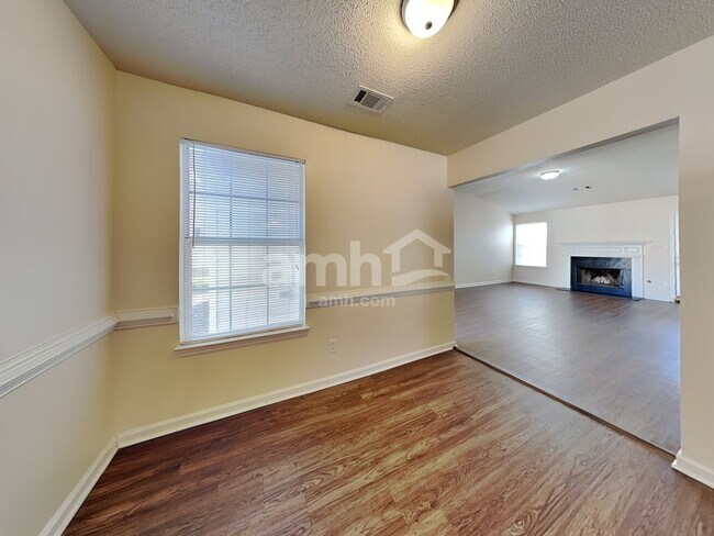 Building Photo - 271 Village Dr