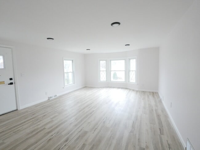 Building Photo - 252 Shields Rd