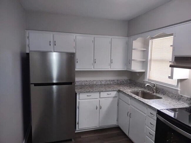 Foto del edificio - 1630 Edgechester Ave