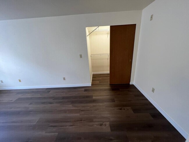 Building Photo - Turtlewalk Green North Apartments - Studio