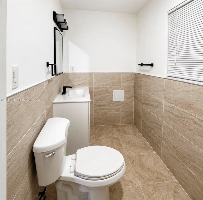 Foto del edificio - 1461 NE 56th St