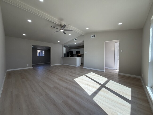 Building Photo - 404 Lowell Ln