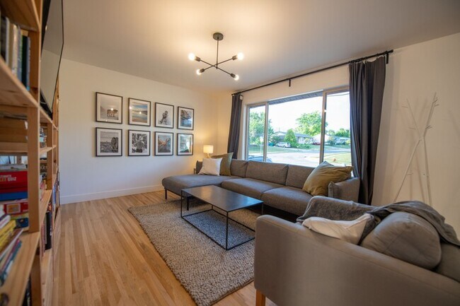Foto del edificio - 757 N Hills Dr