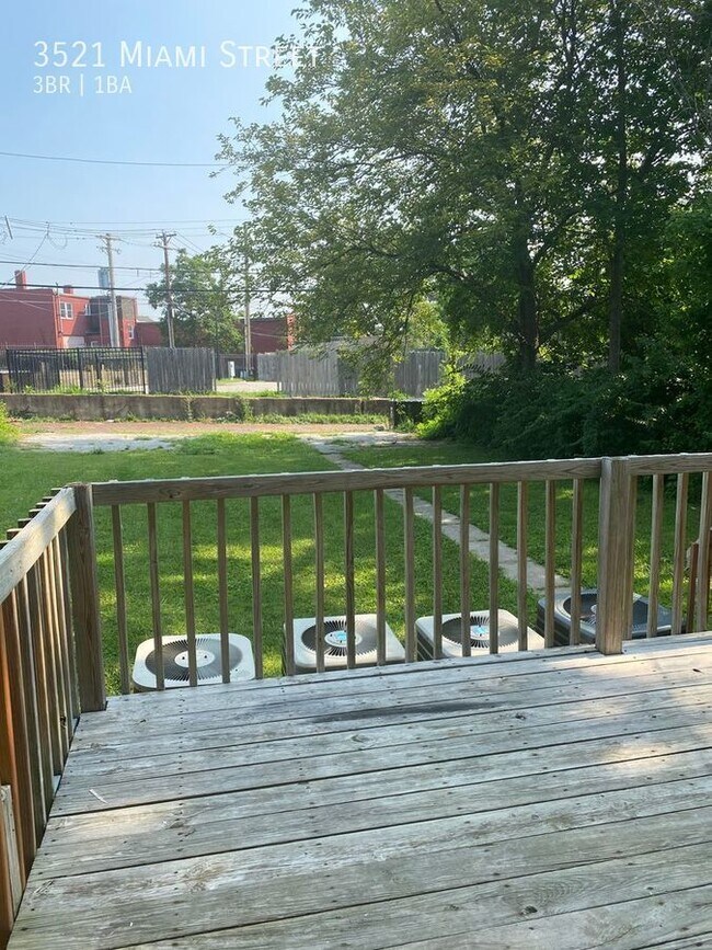 Building Photo - 3 bedroom townhouse