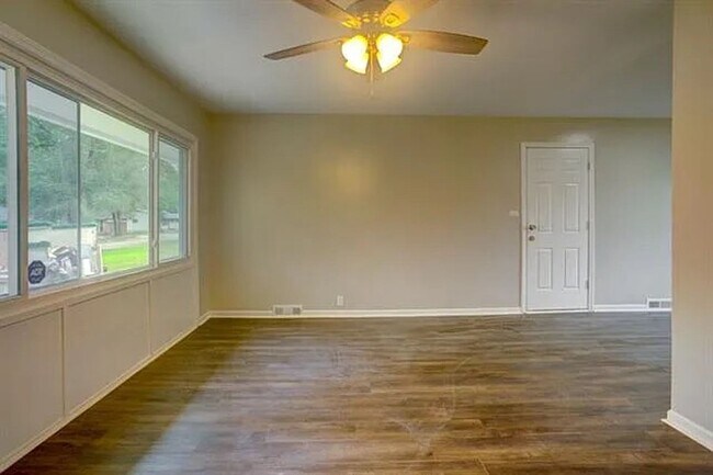 Foto del edificio - Coming Soon: Charming 3-Bedroom Retreat with Spacious Backyard!