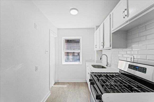 Foto del edificio - 3847-3849 Beechwood Blvd