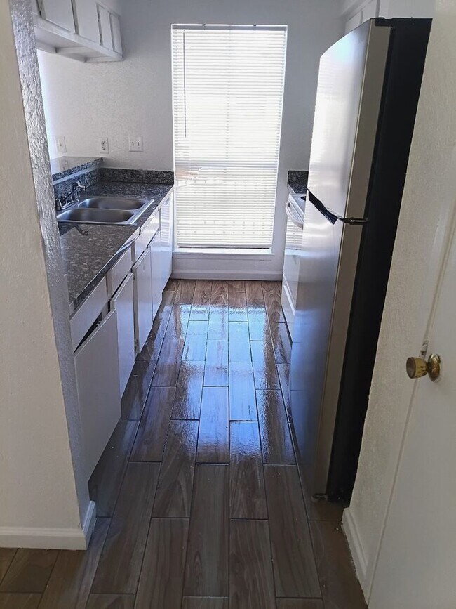 Building Photo - 3 BR Condo