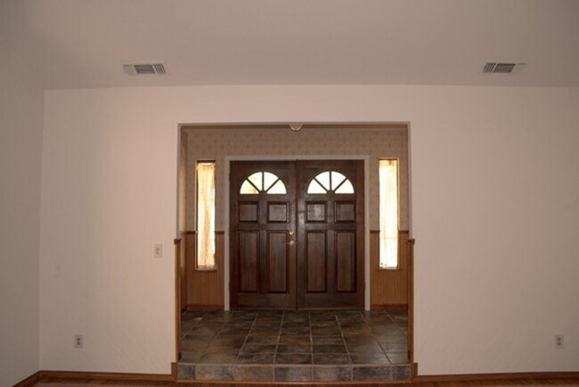 Building Photo - 16320 Loretta Ln