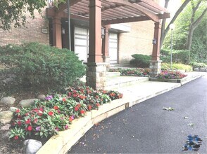 Building Photo - 5820 Oakwood Dr