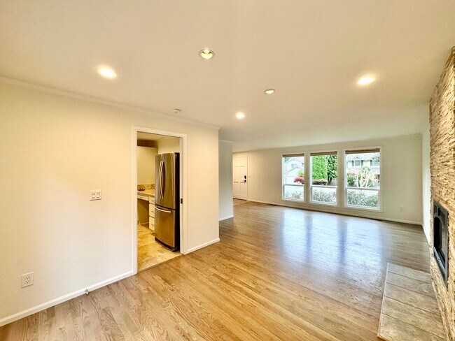 Foto del edificio - Spacious 4B Home in Desirable English Hill...
