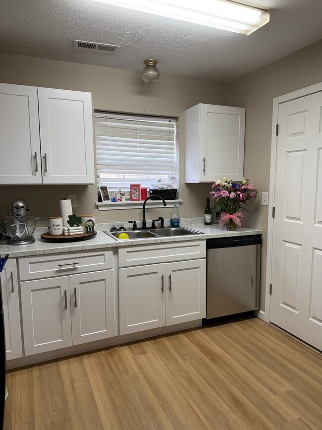 Foto del edificio - 122 Fuller Rd